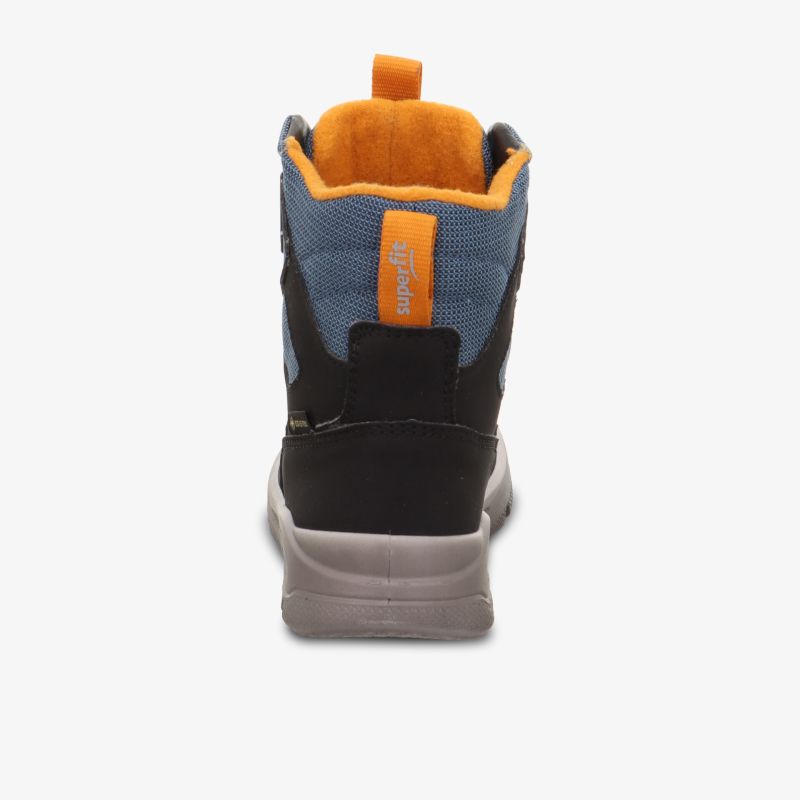 Moderner Schuh in Schwarz und Blau mit orangen Akzenten, robust und komfortabel in sportlichem Design.