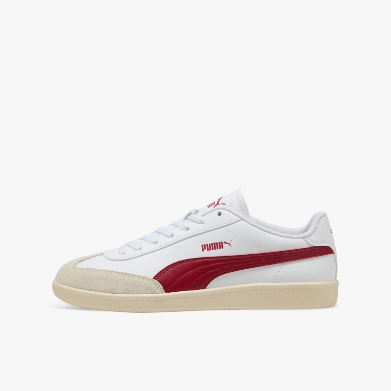 Weißer Sneaker mit rotem Streifen, sportliches Design, seitliche Ansicht, komfortable, langlebige Materialien