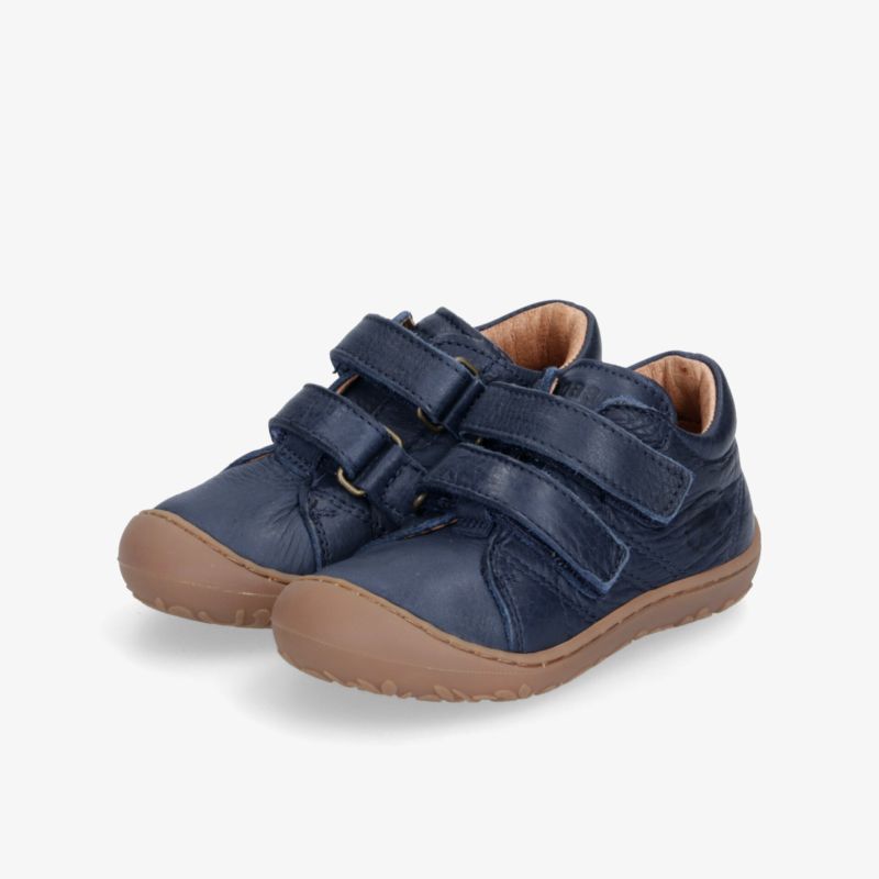 Blaue Schuhe mit praktischen Klettverschlüssen und rutschfesten Sohlen für optimalen Tragekomfort
