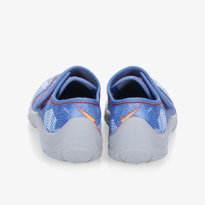 Modischer blauer Schuh mit flexibler Sohle und atmungsaktivem Material, ideal für Sport und Freizeit.
