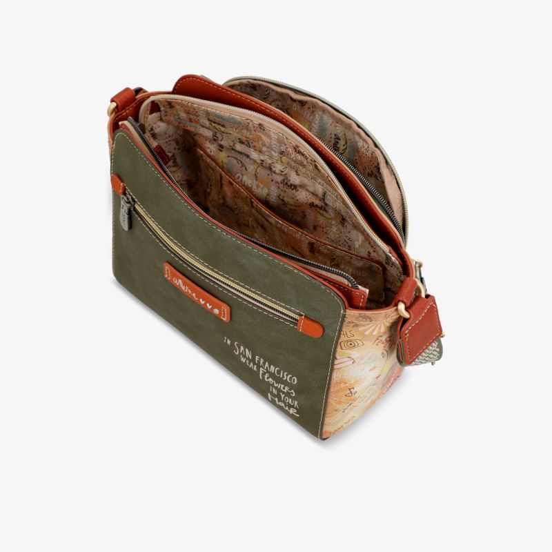 Offene Reisetasche in olivgrün mit mehreren Fächern und robustem Material, ideal für organisierte Aufbewahrung und komfortables Reisen