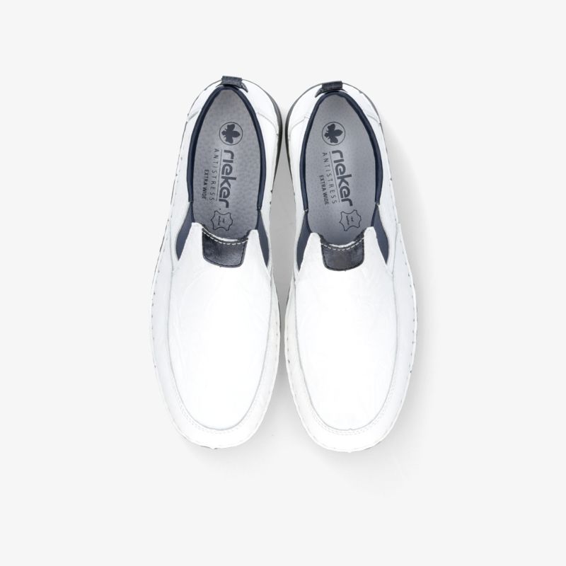 Weißes Slipper-Paar in schlichter Optik, bequem und flexibel, ideal für den täglichen Gebrauch