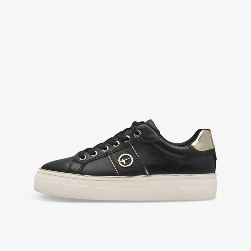 Schwarzer Sneaker mit beiger Sohle in klarer seitlicher Ansicht, sportlich und modern, mit Schnürsenkeln und komfortablem Design