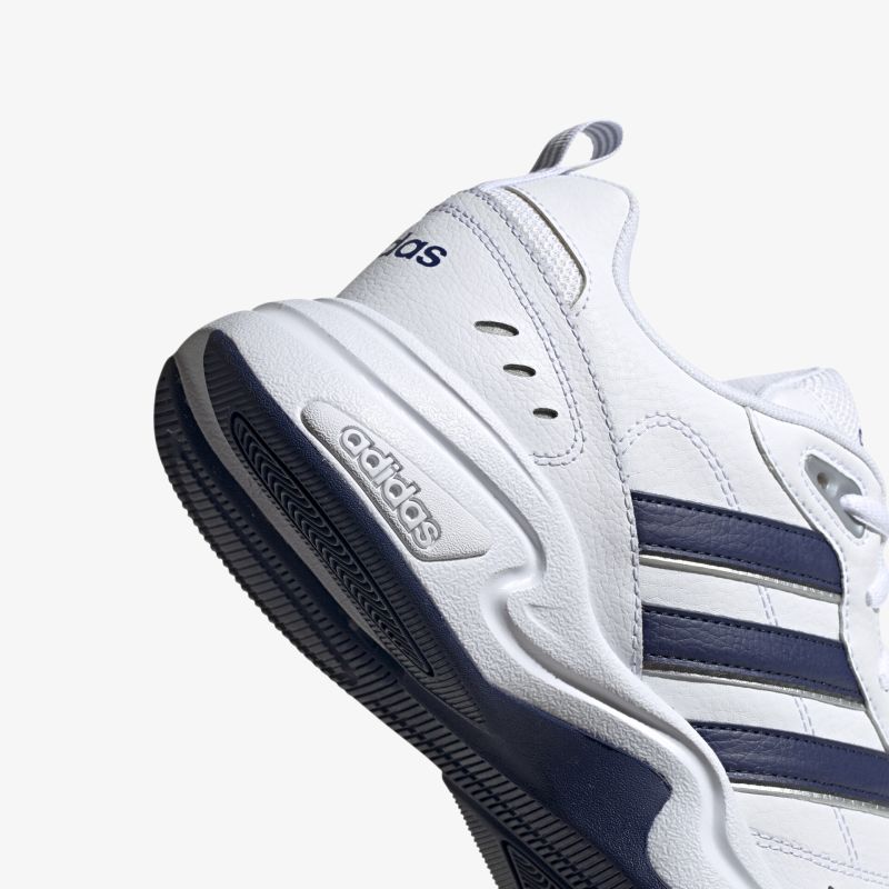 Moderner Sneaker mit strapazierfähiger Sohle und sportlichem Design in Weiß und Blau. Ideal für Freizeit und Sport.