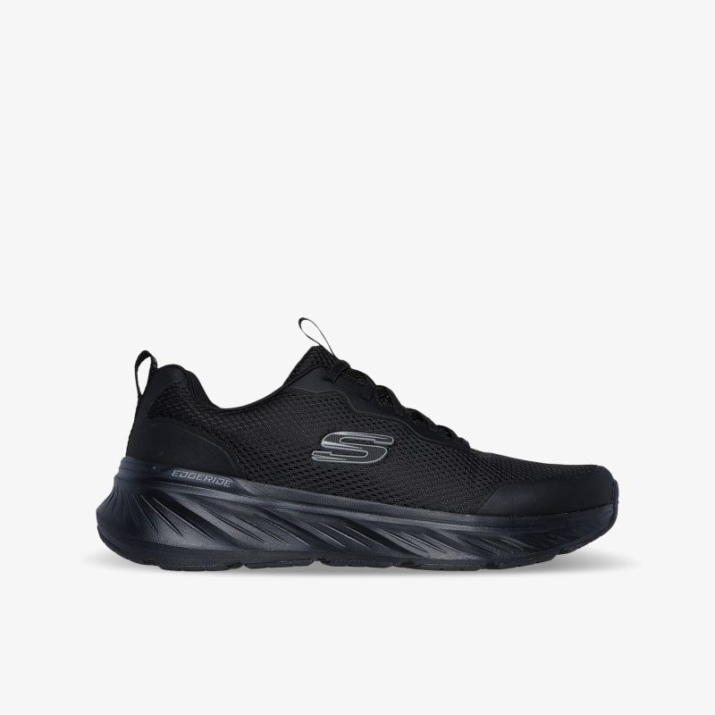 Schwarzer Sportschuh mit moderner Optik, leichter Bauweise und starker Dämpfung, seitliche Ansicht