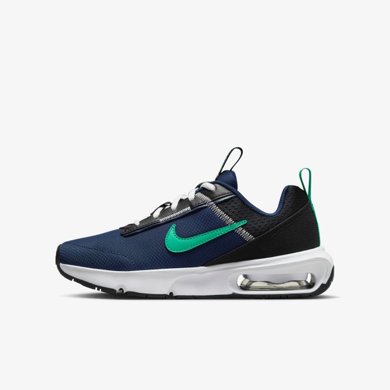 Leichter und bequemer Sportschuh in dunkelblau mit grünem Nike-Swoosh, gut gedämpfte Sohle für hohen Komfort