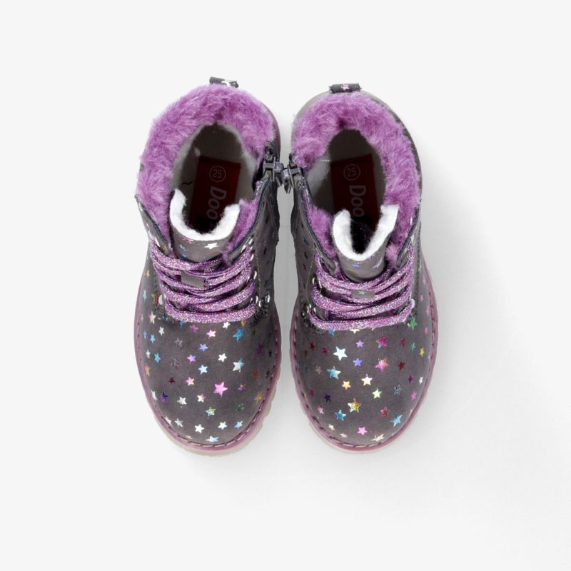 Lila Schuhe mit glitzernden Sternen und weichem Innenfutter für stilvollen Komfort und warme Füße.