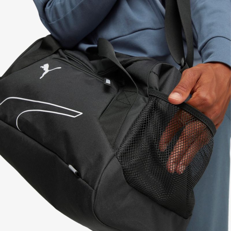 Schwarze Sporttasche mit praktischem Mesh-Einschub und Markenlogo, ideal für Sport und Freizeitaktivitäten.