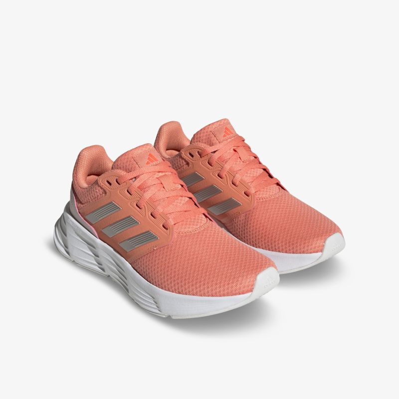 Leichte Laufschuhe in Koralle mit atmungsaktivem Mesh-Obermaterial und robuster Sohle für optimalen Komfort