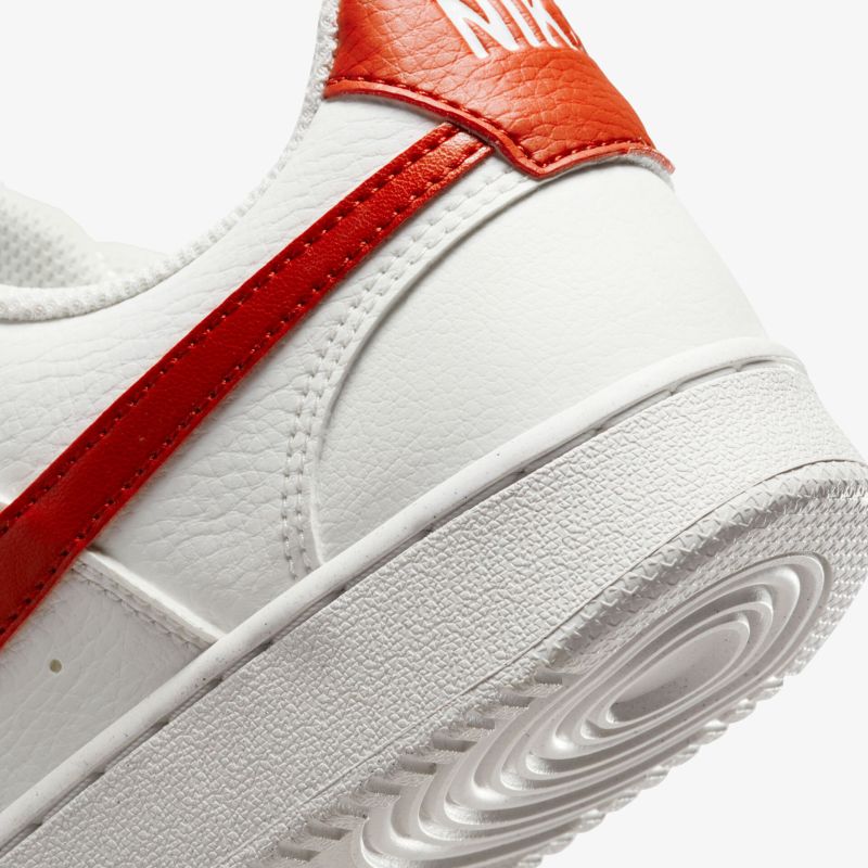 Weißer Sneaker mit rotem Detail, moderner Look und robuste Verarbeitung für optimalen Tragekomfort.