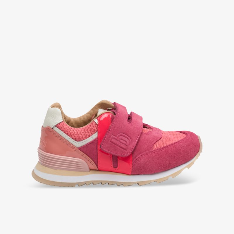 Seitliche Ansicht sportlicher pinker Sneaker mit bequemem Klettverschluss und rutschfester Sohle