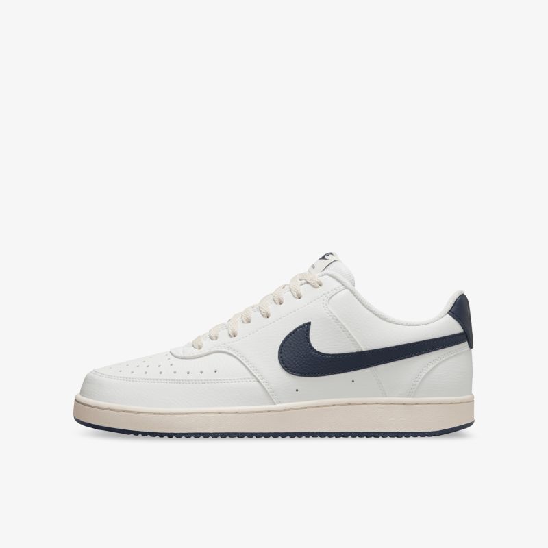 Weißer Sneaker mit blauem Nike-Logo und bequemer, langlebiger Sohle in klarer Seitenansicht