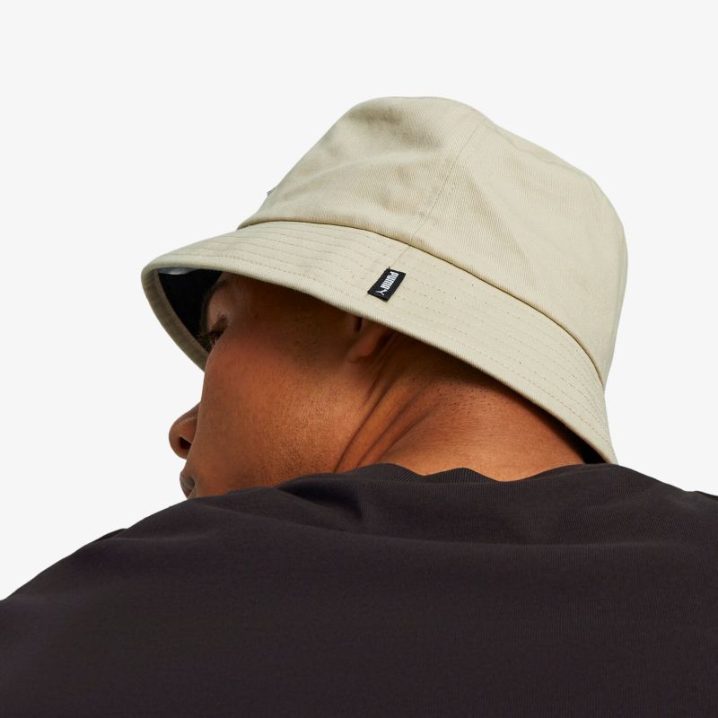 Eleganter beiger Bucket Hat, perfektes modisches Accessoire für einen stilvollen Look in jeder Saison.