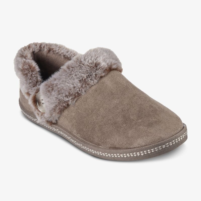 Kuschelige Hausschuhe aus weichem Material mit bequemer Passform und rutschfester Sohle in elegantem Design.