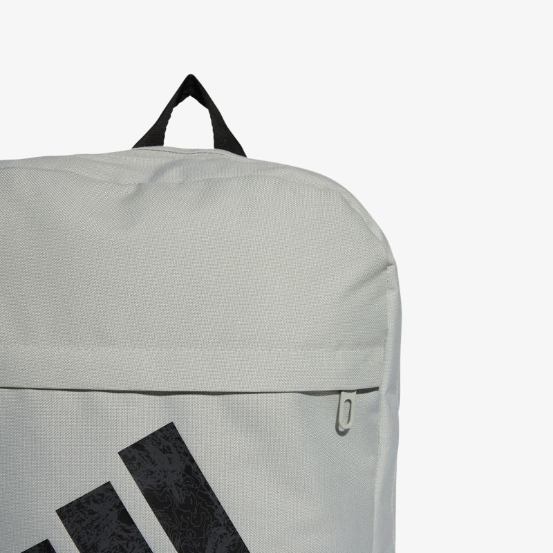 Detailaufnahme eines grauen Rucksacks mit robustem Reißverschluss und klar strukturierter Oberfläche