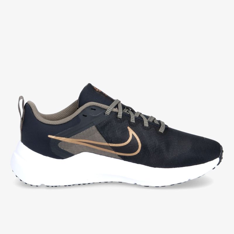 Moderner, stilvoller Sneaker in Dunkelblau mit markantem Nike-Swoosh und rutschfester weißer Sohle.