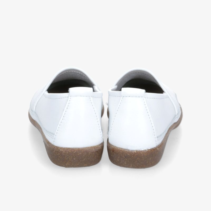 Elegante weiße Slipper mit robuster Sohle und zeitlosem Design für vielseitige Anlässe.