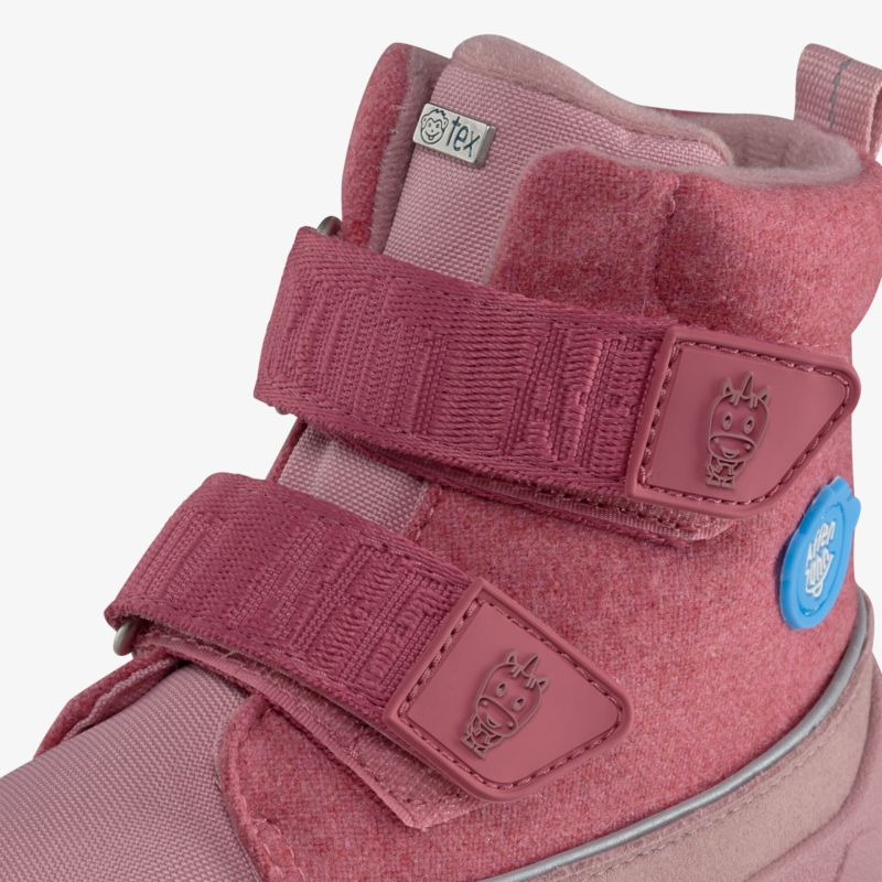 Warmer und robuster Winterstiefel mit Klettverschluss in stilvollem Design, ideal für kalte Tage.