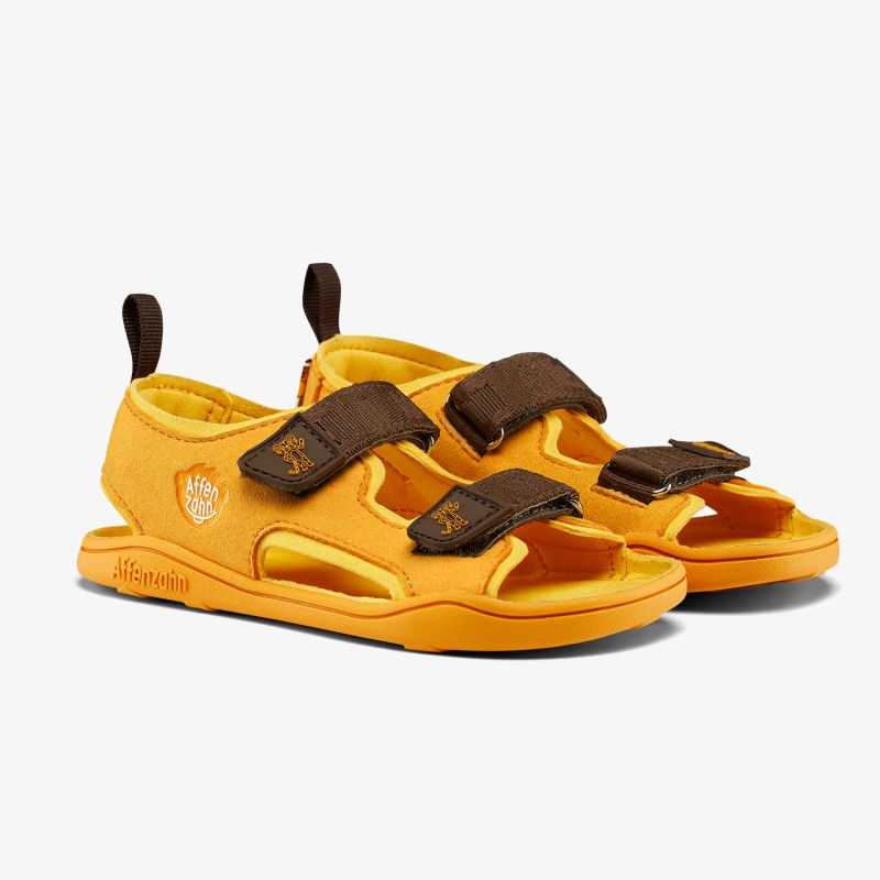 Modische gelbe Sandalen mit braunen Riemen, verstellbar für optimalen Komfort und sicheren Halt.