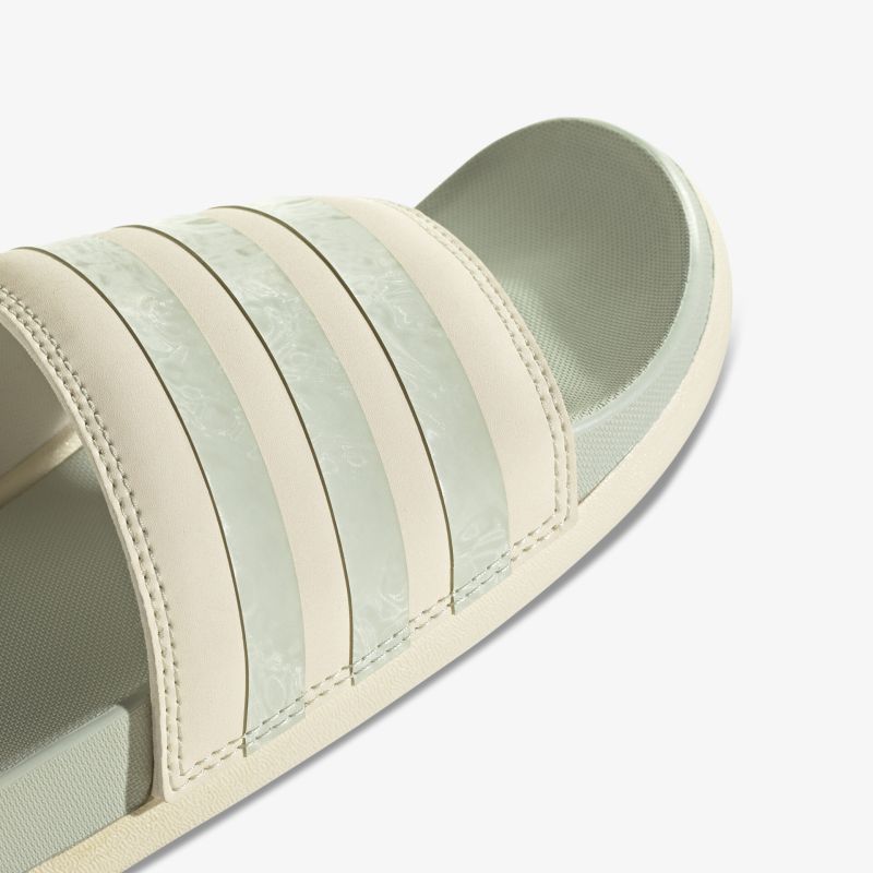 Stilvolle, bequeme Sandale mit breitem Riemen und modernem Design in dezenten Farben für jeden Anlass.