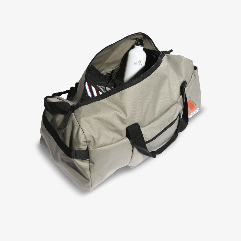 Geräumige und strapazierfähige Reisetasche mit vielseitigen Fächern, ideal für Sport und Reisen.