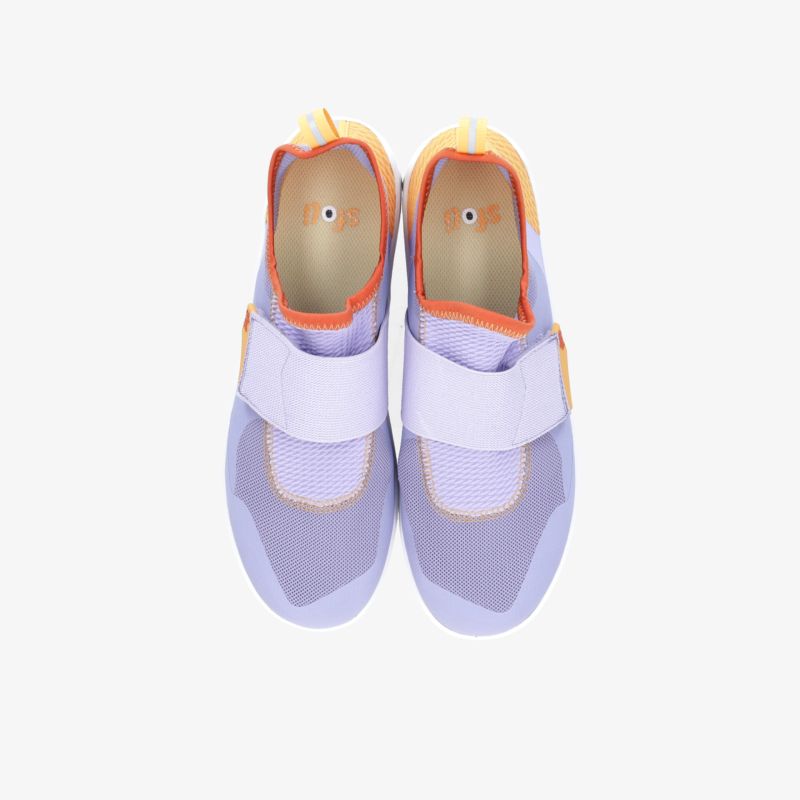Leichte sportliche Sneaker mit elastischen Bändern und atmungsaktivem Obermaterial, bequeme Passform aus der Draufsicht