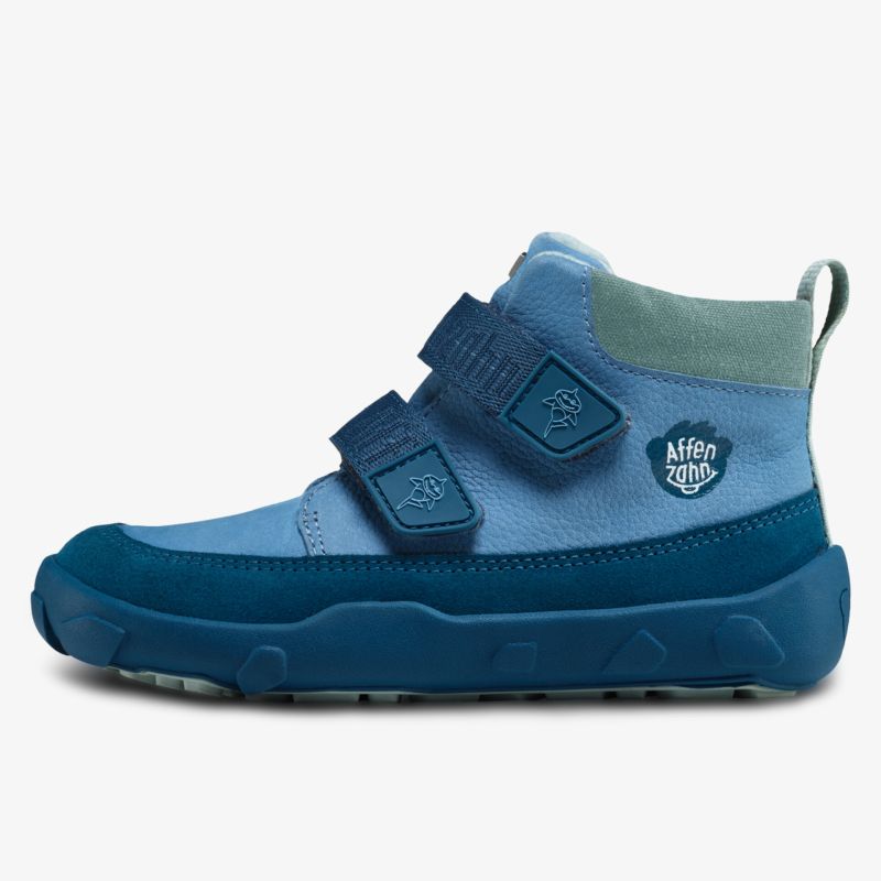 Robuster, wasserdichter Schuh mit warmem Innenfutter, rutschfester Sohle und praktischen Klettverschlüssen für sicheren Halt