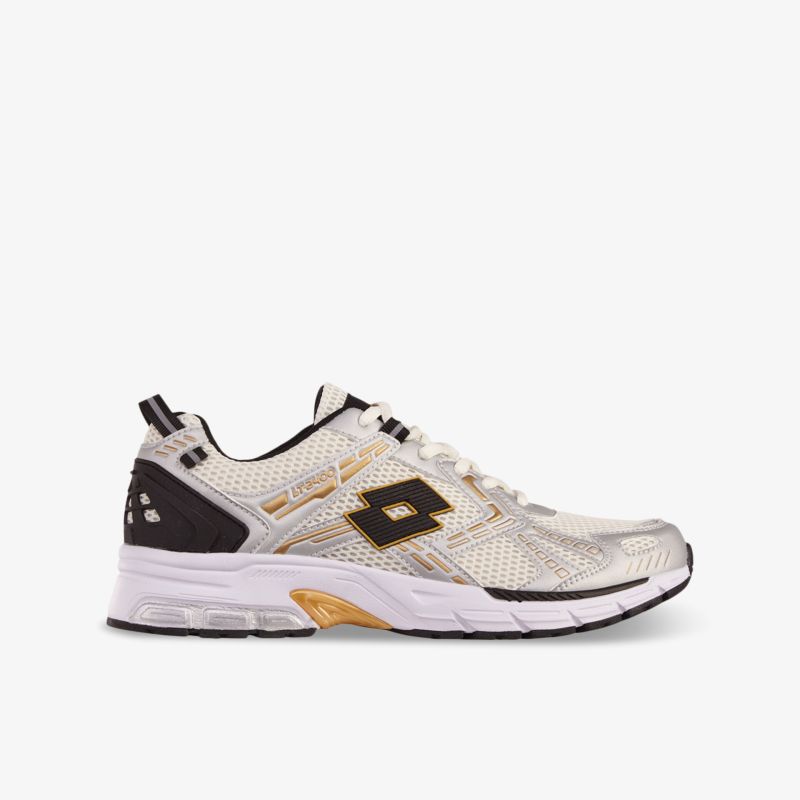 Leichter weißer Sportschuh mit stabiler Sohle und atmungsaktivem Material in klarer Seitenansicht