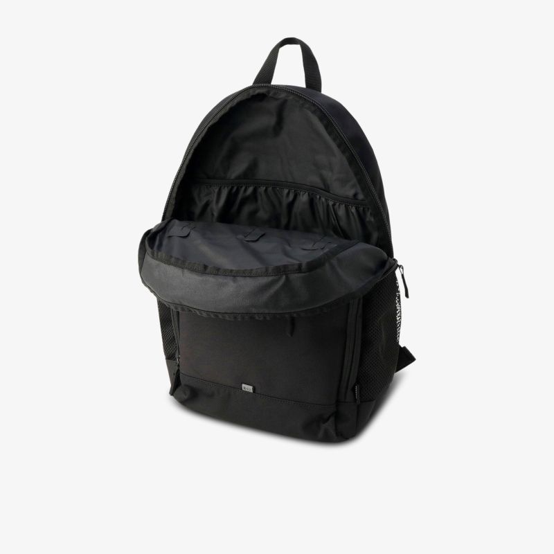 Schwarzer Rucksack mit großer Fronttasche und geräumigem Innenfach, ideal für den Alltag.