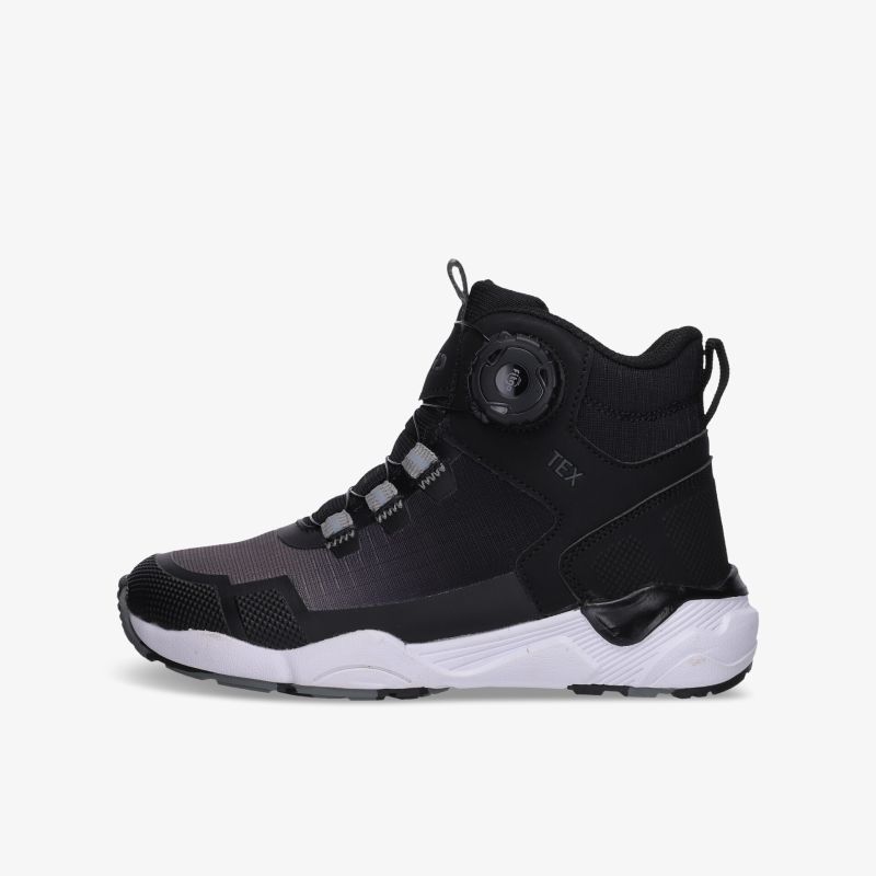 Moderner schwarzer Sneaker mit bequemer Passform und hohem Schaft, ideal für sportliche Aktivitäten.