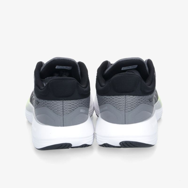 Rückansicht von modernen Sportschuhen mit stabiler Fersenkappe und komfortablem Design