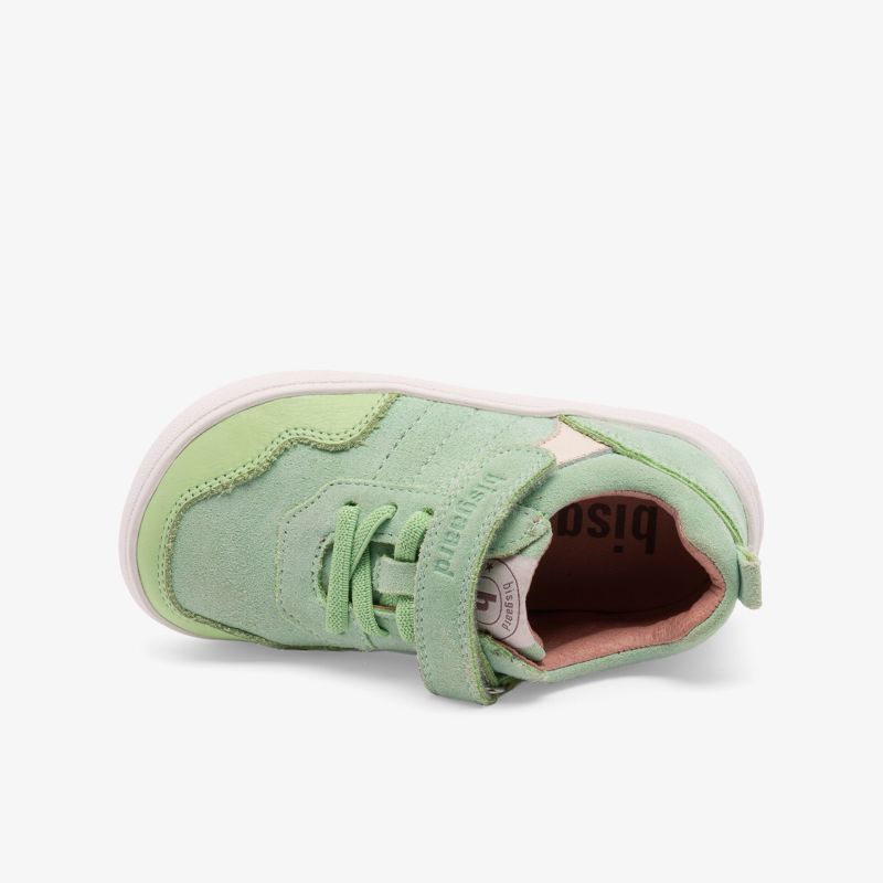 Leichter, bequemer Kinderschuh in Grün mit verstellbarem Klettverschluss und robuster Sohle, ideal für aktive Kinder