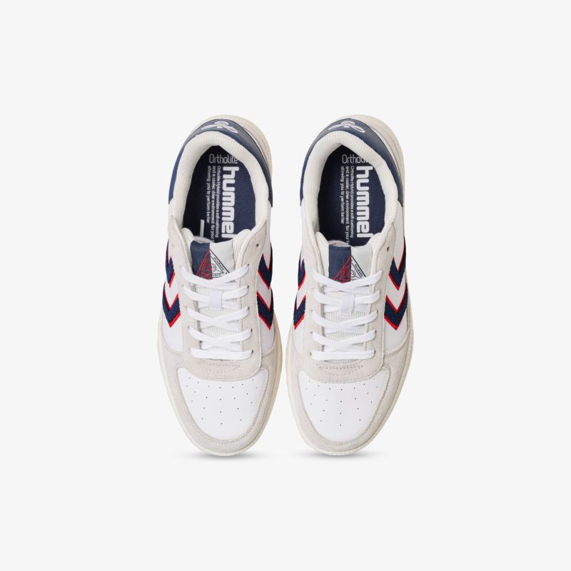 Stylische Sneaker im Retro-Design mit auffälligen Akzenten und robustem Tragekomfort.