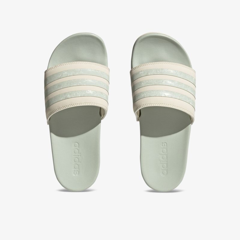 Leichte und komfortable Sandalen mit rutschfestem Fußbett und stilvollen Streifen.