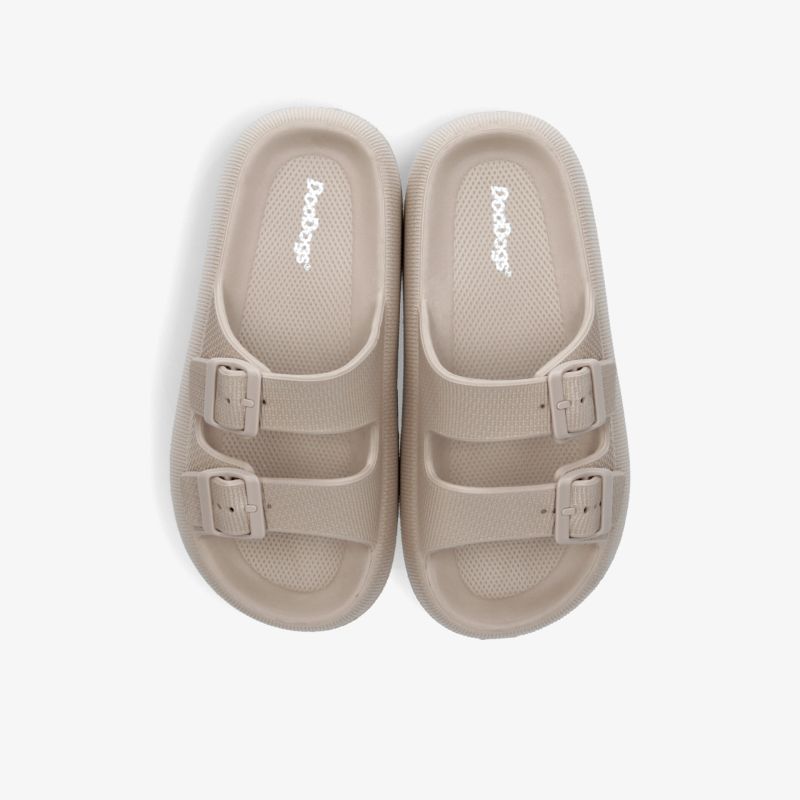 Beige Sandalen mit zwei verstellbaren Riemen und komfortablem Fußbett für optimalen Halt und angenehmes Tragegefühl