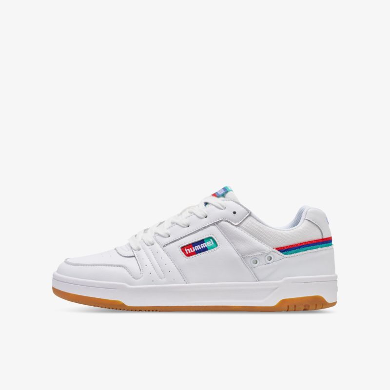 Moderner Sneaker mit retro Design, weißem Obermaterial und gum Sole seitlich abgebildet.