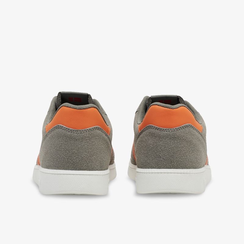 Graue Sneaker mit orangefarbenen Details und weißer Sohle, Rückansicht zeigt stylisches Design.