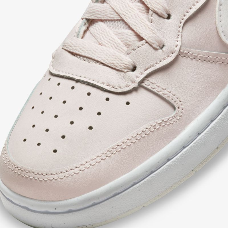 Detailansicht eines stilvollen, gepolsterten Sneakers mit nahtlosem Design und atmungsaktivem Obermaterial.