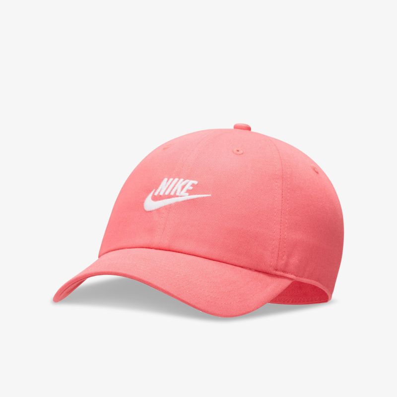 Trendige Nike Cap in kräftigem Koralle mit ikonischem Logo, ideal für sportliche und lässige Outfits.
