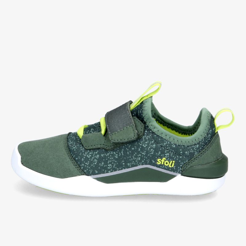 Grüner Sneaker mit Klettverschluss für bequemen Sitz, sportliches Design und modischen Look.
