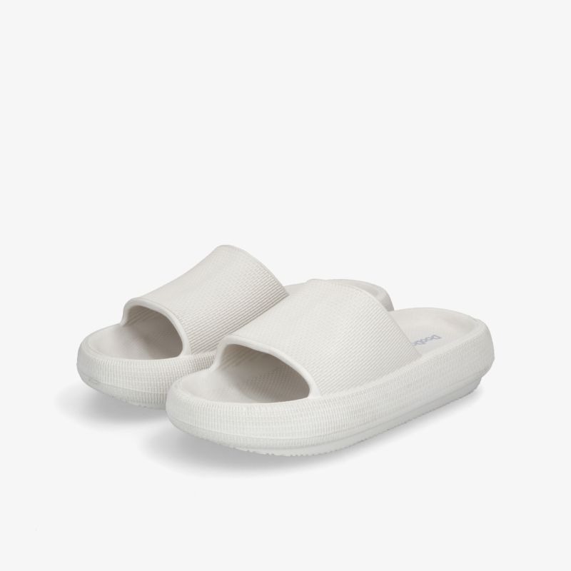 Moderne weiße Sandalen mit bequemem Fußbett und rutschfester Sohle. Perfekt für entspannte Sommertage.