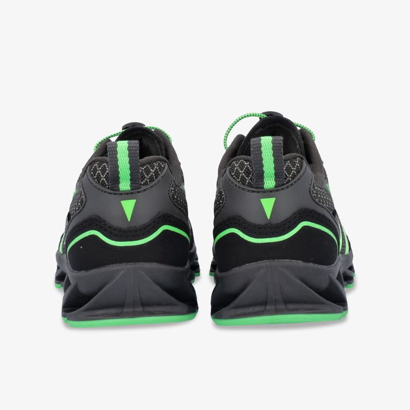 Schwarze und grüne Sportschuhe in trendigem Design, ideal für sportliche Aktivitäten und maximalen Komfort.