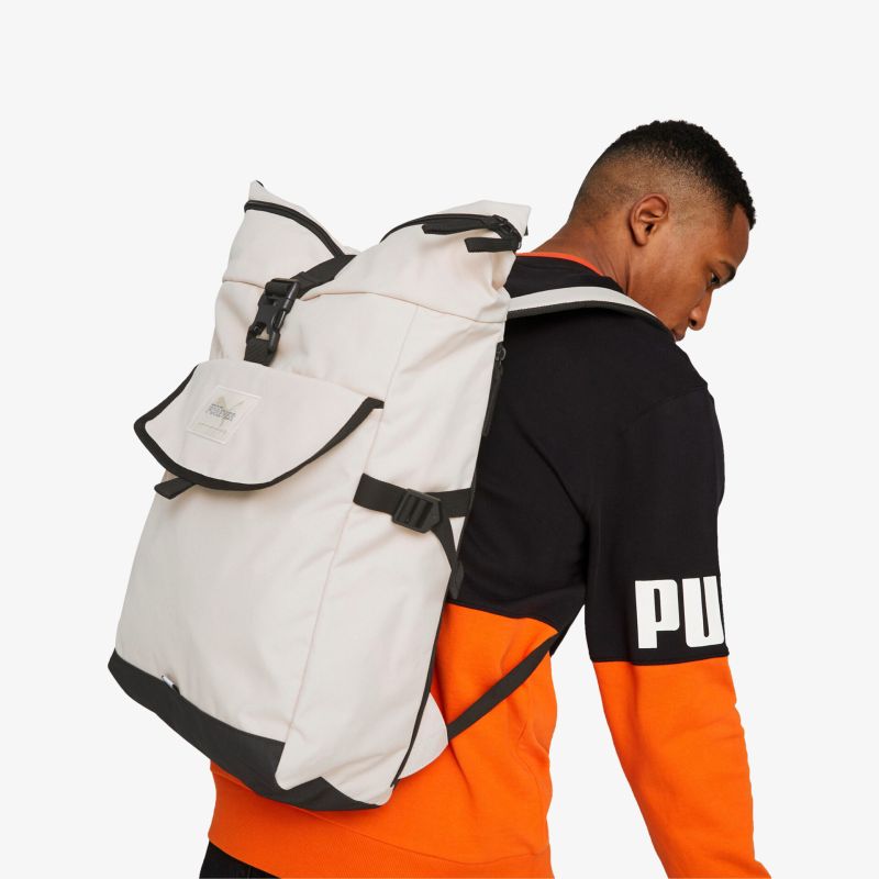 Moderner, eleganter Rucksack auf dem Rücken getragen, ideal für unterwegs und vielseitige Anwendungen.