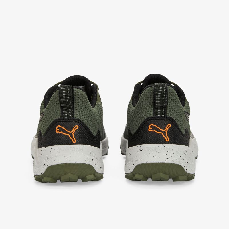 Rückansicht von grünen Sportschuhen mit auffälligem Logo und strapazierfähiger Sohle für optimalen Halt.