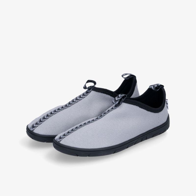 Leichte und flexible graue Sneaker mit schwarzer Sohle, atmungsaktives Material, bequemer Schnitt