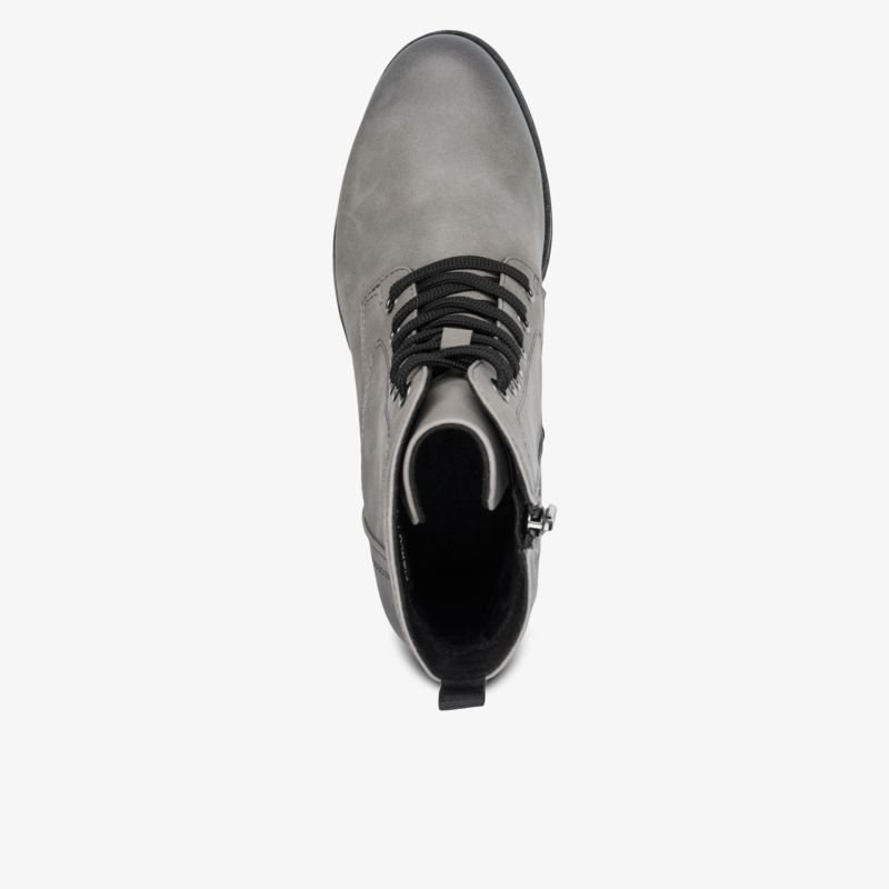 Grauer Schuh mit Schnürung und seitlichem Reißverschluss, robuste Qualität und modischer Stil auf weißem Hintergrund