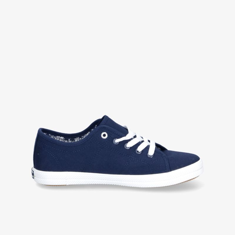 Leichter blauer Sneaker in klarer Seitenansicht mit weißer Sohle und flexibler Schnürung für hohen Tragekomfort
