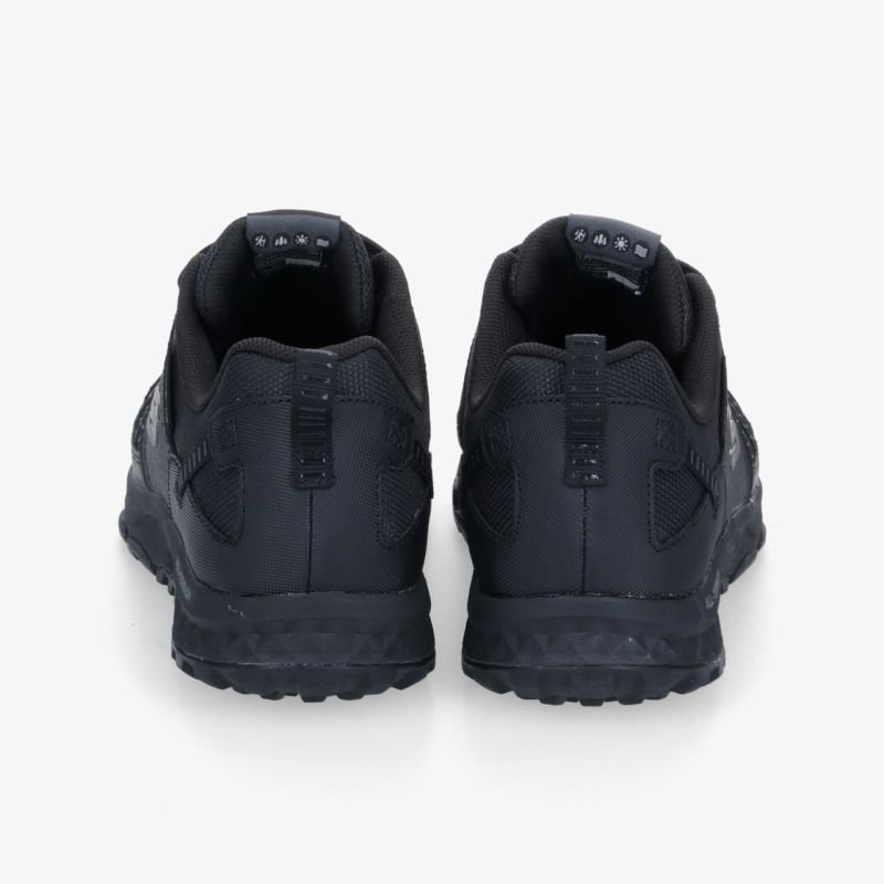 Robuste schwarze Sportschuhe von hinten mit rutschfester Sohle und bequemer Passform für Outdoor-Aktivitäten.