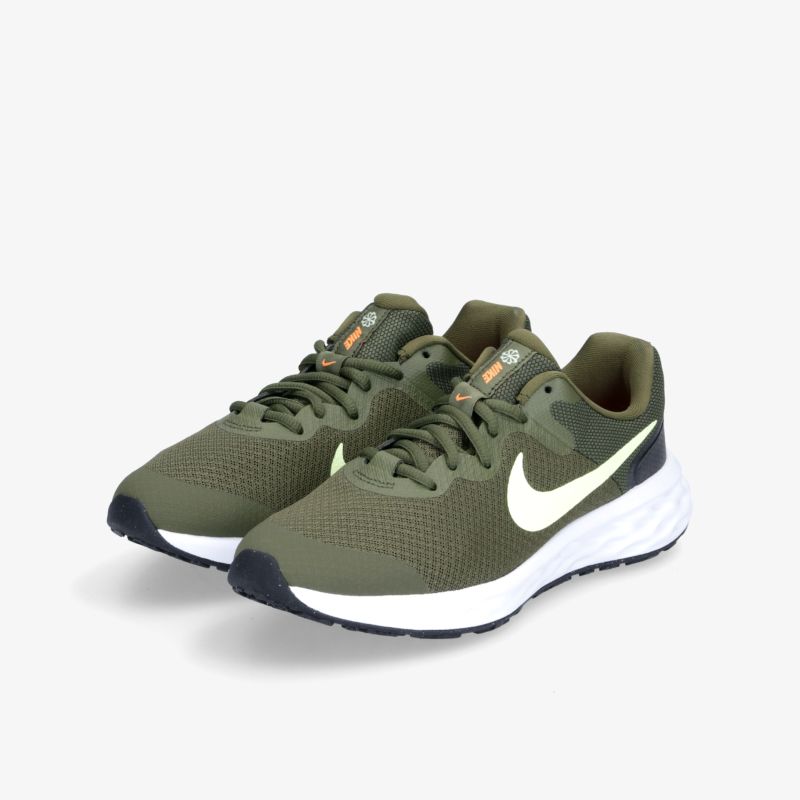 Olivgrüne sportliche Sneaker mit weißer Sohle und rutschfestem Profil für optimalen Komfort.