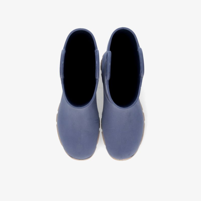 Bequeme moderne Schuhe als Paar in Draufsicht, schlichtes Design und vielseitig einsetzbar